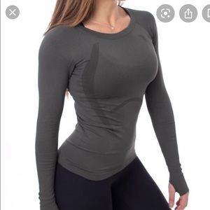 NWT P'tula Gray Seamless Long Sleeve Top